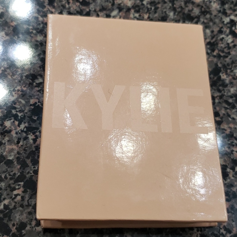 Kylie cosmetics: Pressed illuminating powder